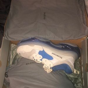 I’m selling these shoes , have other shoes on hand , willing to meet or ship